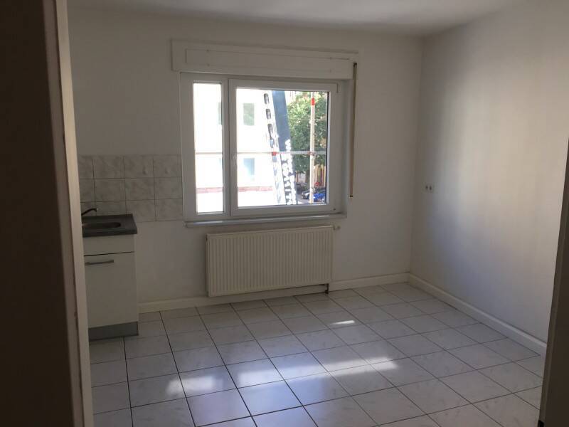 HELLE 2 Zimmerwohnung - GROSSE WOHNKÜCHE MIT EINBAUKÜCHE - TAGESLICHTBAD