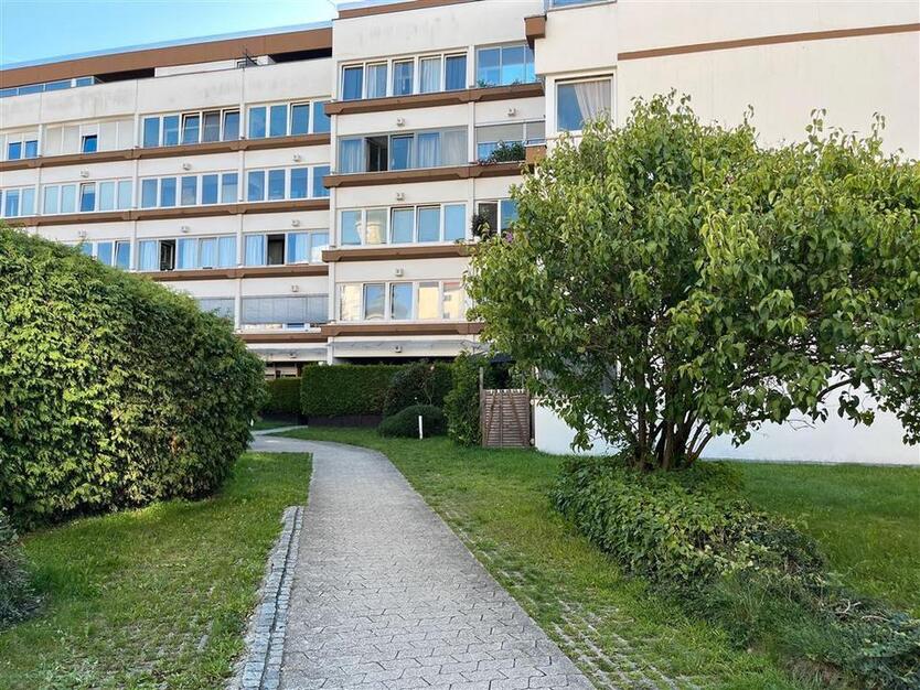Moderne Erdgeschoßwohnung mit Terrasse, Gartenanteil & TG-Stellplatz