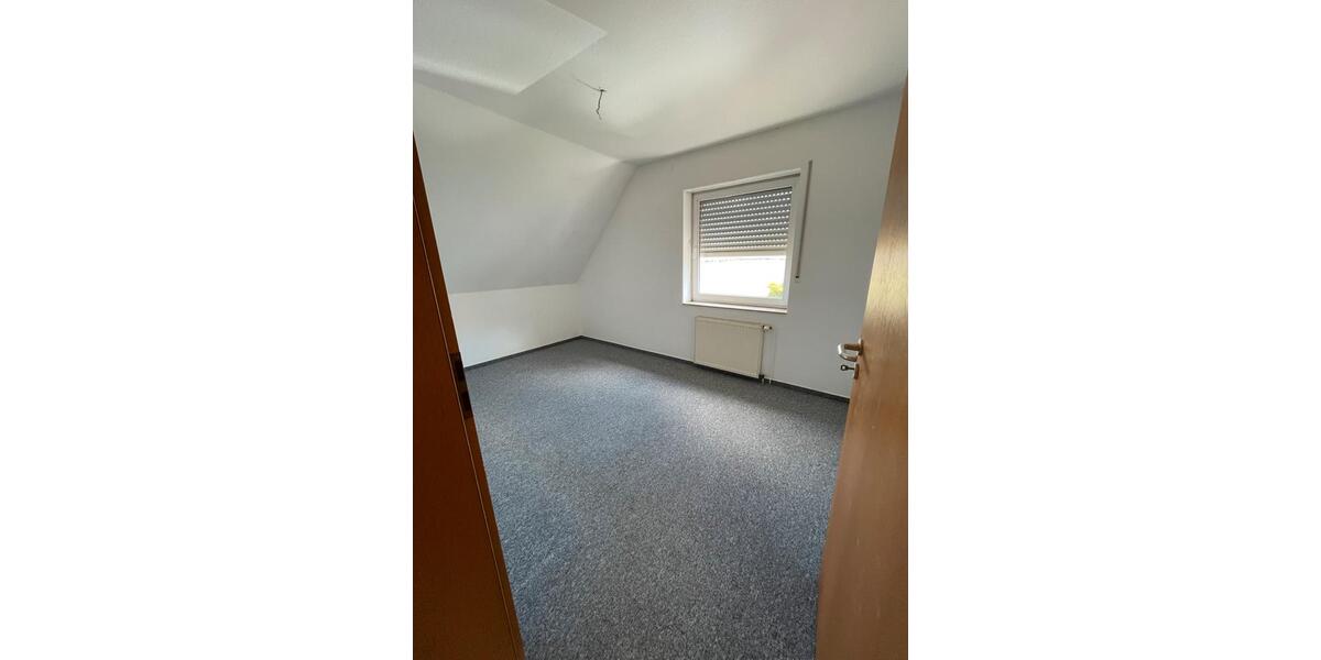 helle 3 Raum-Dachgeschosswohnung mit Balkon, Stellplatz und Rollläden in ruhiger Lage 3 zimmer