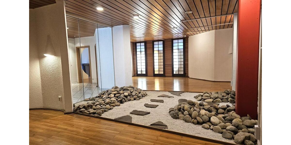 Außergewöhnliche Gewerbefläche für Kosmetik, Sport, Musik, Kunst oder ärztliche Einrichtungen mit viel Platz und kleinem Außenbereich, Parkplatzanmietung möglich zimmer