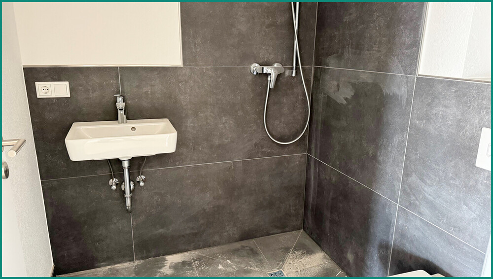 NEUBAU-ERSTBEZUG: MODERNE 3-ZIMMER-WOHNUNG MIT AUFZUG, GROSSEM BALKON UND PKW-STELLPLATZ IN RADEVORM - Etagenwohnung Radevormwald Karthausen | Angebot:26178560