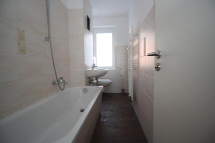 NEU RENOVIERT! **3-Zimmer-Wohnung mit neu saniertem Badezimmer im 1. OG zu vermieten** 3 zimmer