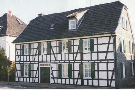 Charmante Dachgeschosswohnung mit Holzdecke im Altbau 2 zimmer