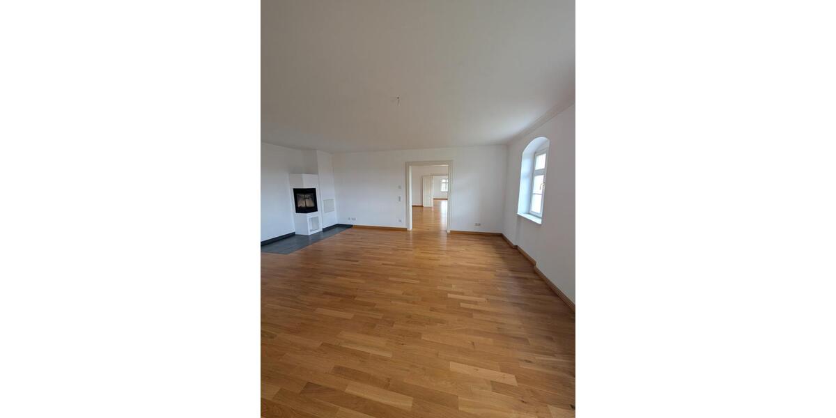 Etagenwohnung Radebeul - 3 Zimmer, 151 m&sup2;, 1.950&euro; | Angebot:25120921