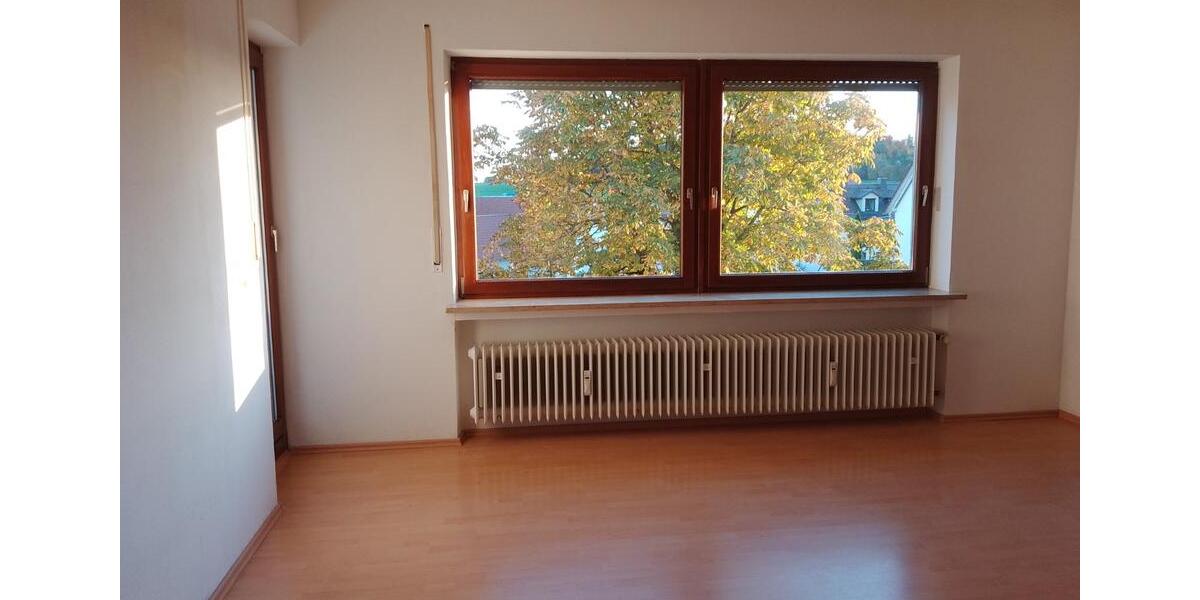 Helle 3 Zimmer Wohnung im 1. OG zimmer