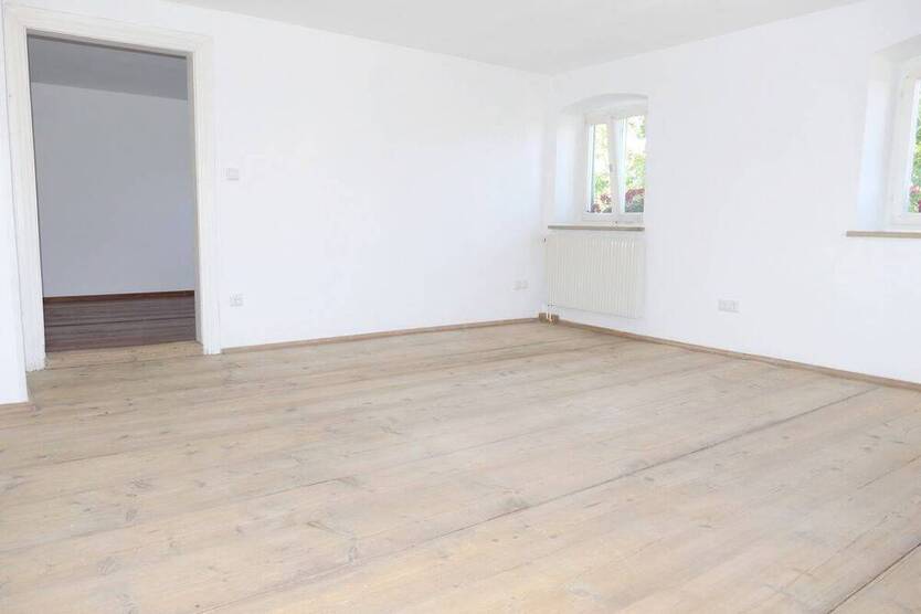 Geräumiges Bauernhaus mit Stall und Tenne; Anfragen bitte per email!