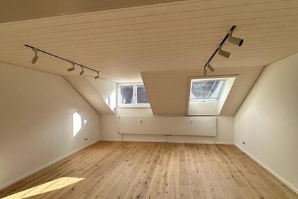 Helle, großzügige 4-Zimmer-Dachgeschosswohnung - Sendling-München 4 zimmer