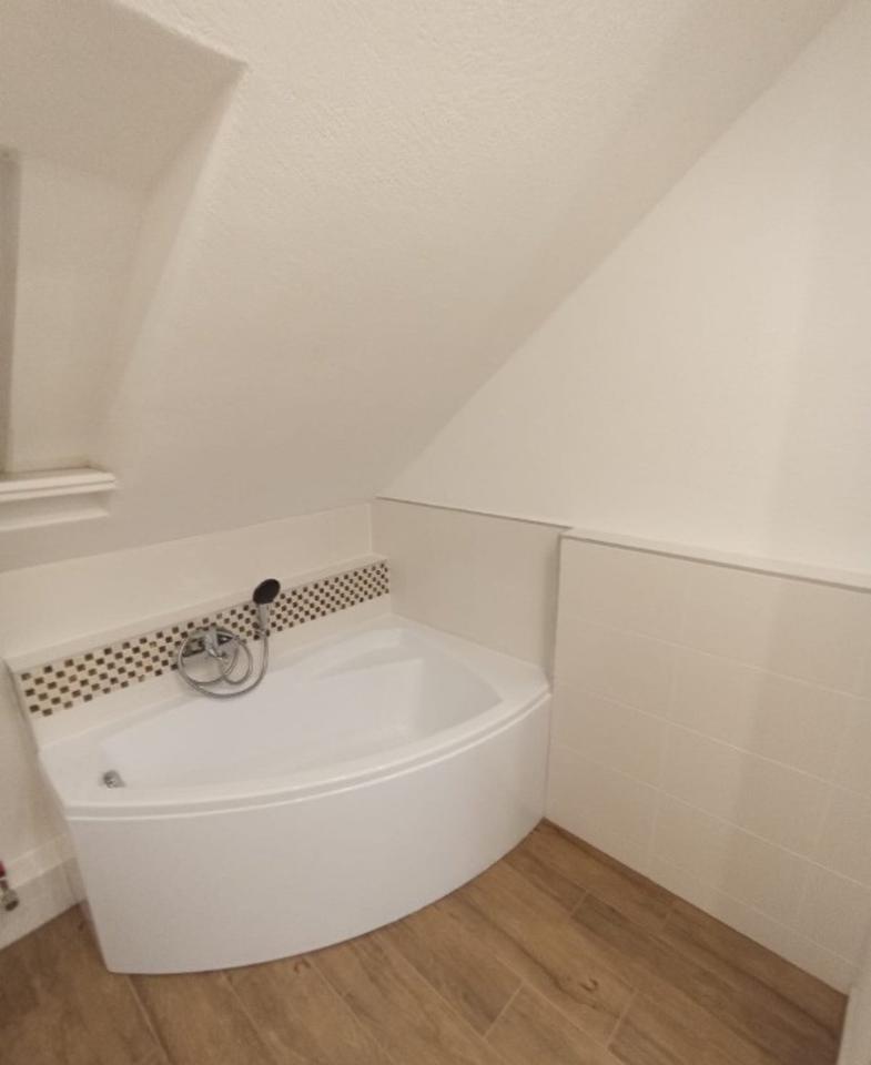 In ruhiger Lage, DG-Wohnung mit Ausblick ins Grüne zu vermieten zimmer