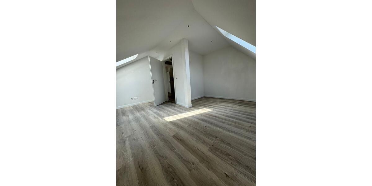 Neuwertige 4 Zimmer Dachgeschosswohnung 4 zimmer