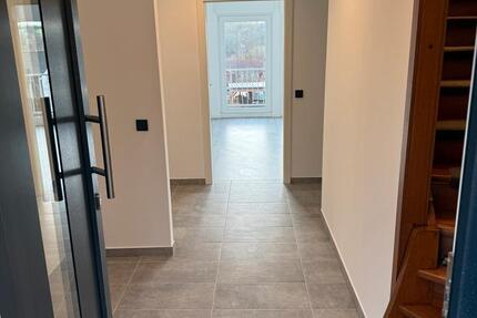 Neu sanierte 2 Etagen Wohn. mit Balkon, Terrasse, Garage + Garten 5 zimmer