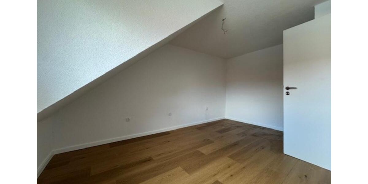 Dachgeschoßwohnung Karlsruhe Neureut - 4 Zimmer, 70 m&sup2;, 1.300&euro; | Angebot:25959537
