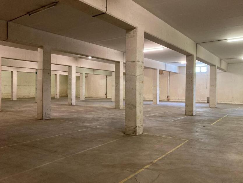 Großzügige Lagerfläche aufgeteilt in 2 Bereiche insgesamt ca. 1.920 m² in SchwarzenbachSaale - Kellergeschoss mit Rampe - LKW-Zufahrt auf dem Areal - verkehrsgünstige Lage