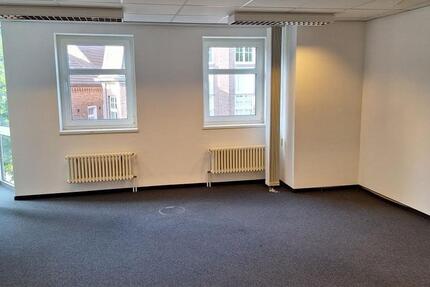 Gewerbeeinheit im Dachgeschoss mit 2 großen Büroräumen zimmer