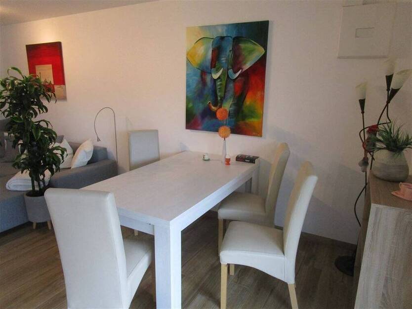Exkl. neuwertige 3 Zimmer-Wohnung mit Balkon, zwischen Rosenheim & WB (mit 2 x Tiefgarage & Top-Einbauküche)