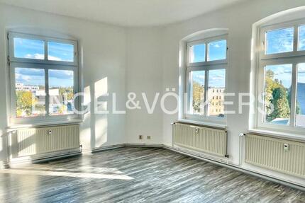 Renovierte Zwei-Raum Wohnung mit Altbaucharm zimmer