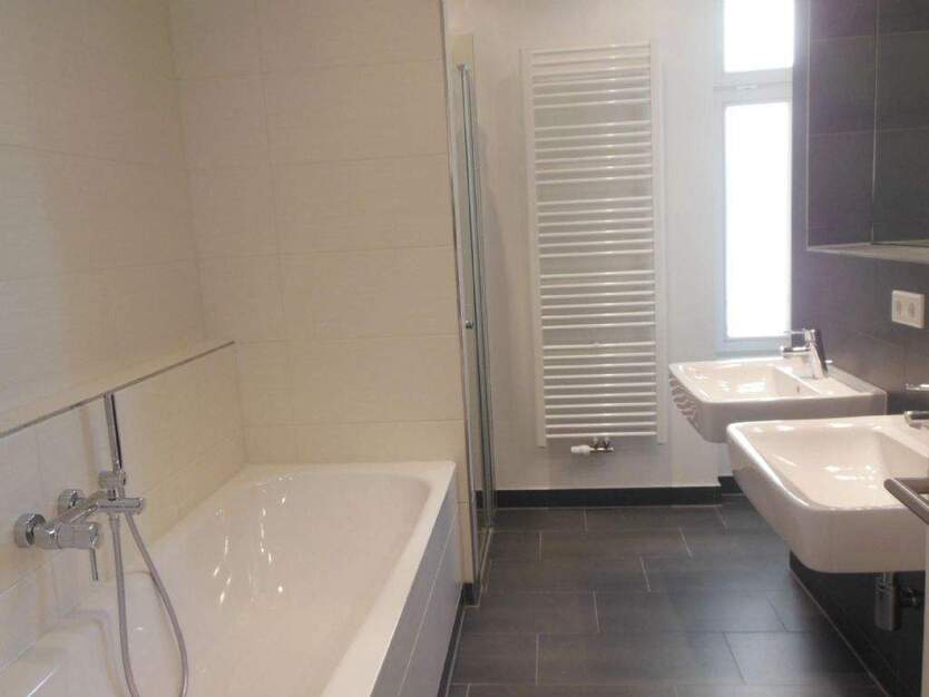 ZentrumOst - Tolle 2-Zi.-Whg., 2 Balkone, ParkettFuBoHeizg. und Lift! 2 zimmer