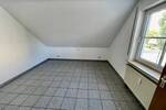 Helle DachWohnung mit Balkon EBK und PKW-Stellplatz!