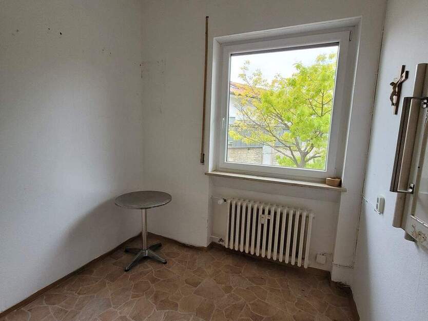 Ladenlokal mit Schaufenster, Büro und Lagerräumen