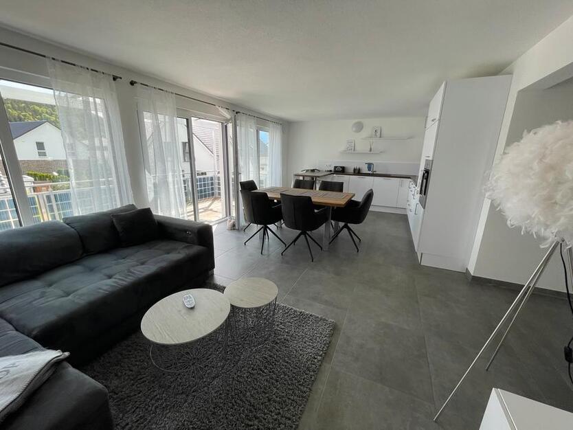 Neuwertige 2,5 Zimmer Wohnung mit großem Balkon zimmer