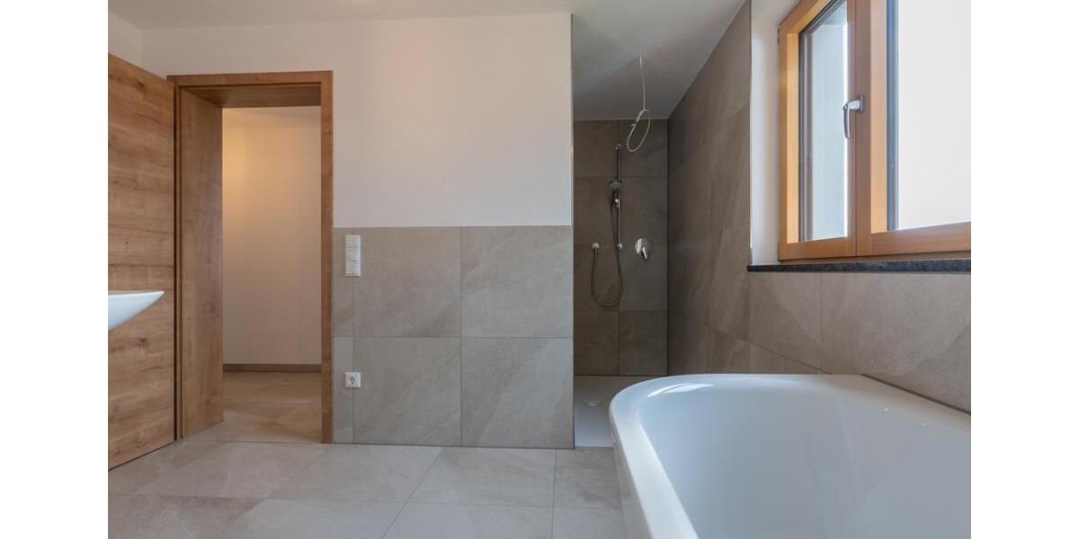 Etagenwohnung Neuburg am Inn - 4.5 Zimmer, 130 m&sup2;, 1.250&euro; | Angebot:26131537