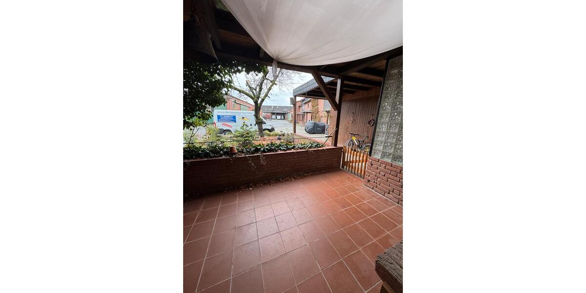 Schöne Erdgeschosswohnung mit überdachter Terrasse 2 zimmer