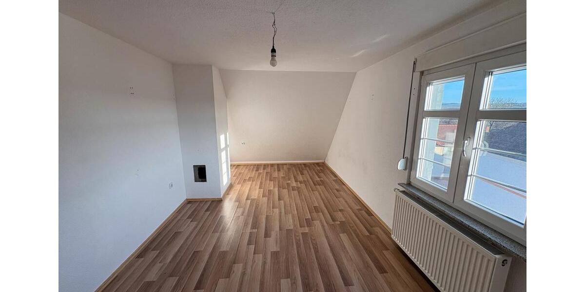 Dachgeschoßwohnung Eisenberg (Pfalz) - 3 Zimmer, 110 m&sup2;, 1.100&euro; | Angebot:25902441