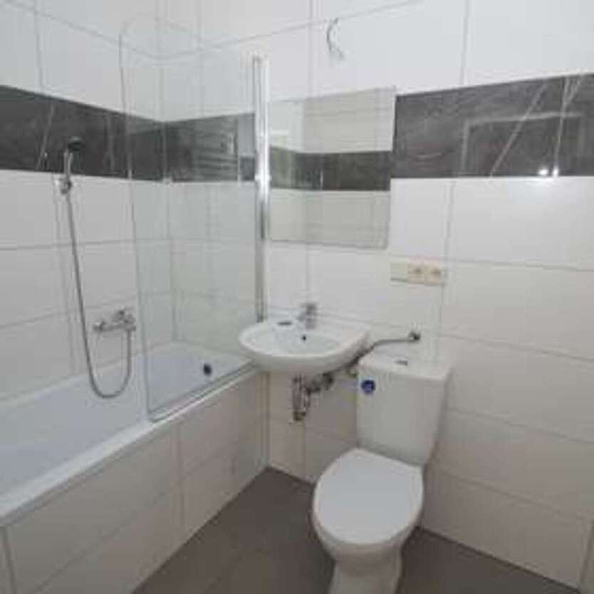 3-Zimmer-Wohnung mit BALKON, Dusche