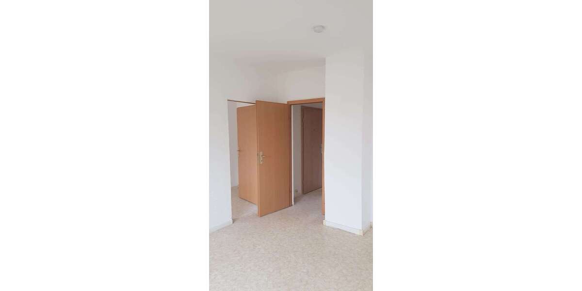 NEU -frisch renoviert. Gut geschnittene 4 Zimmer mit Balkon und Einbauküche! 4 zimmer