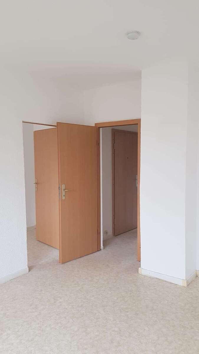 NEU -frisch renoviert. Gut geschnittene 4 Zimmer mit Balkon und Einbauküche! 4 zimmer