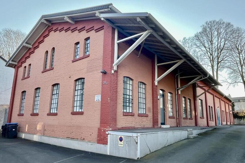 Moderne Gewerbeeinheit mit stilvollen Büroräumen und großzügigem Lagerraum im Loftstil