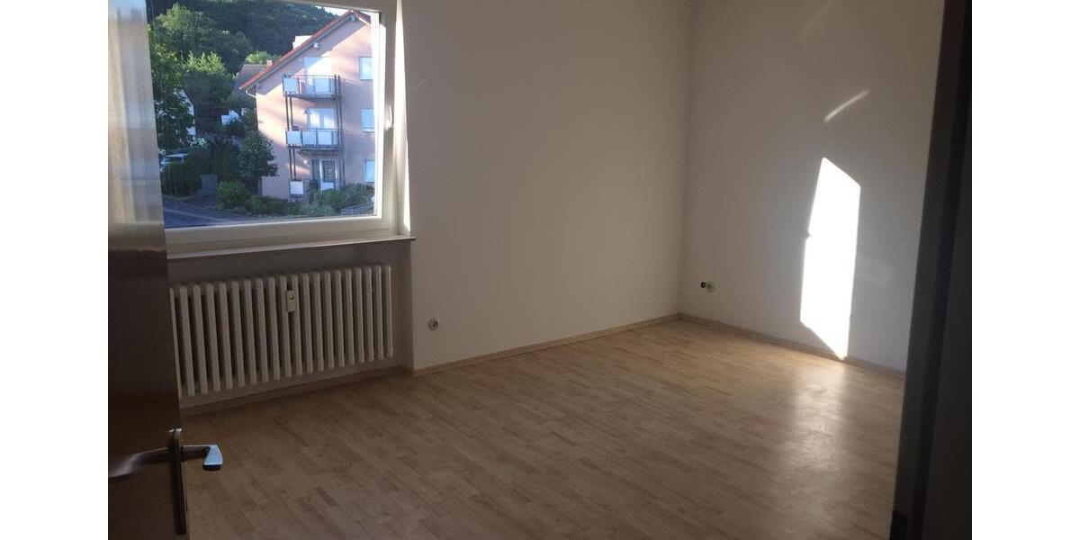 Zu vermieten: Helle 3-Zi-Wohnung 94m² Balkon, EBK – BK. ab 1.2.26 3 zimmer