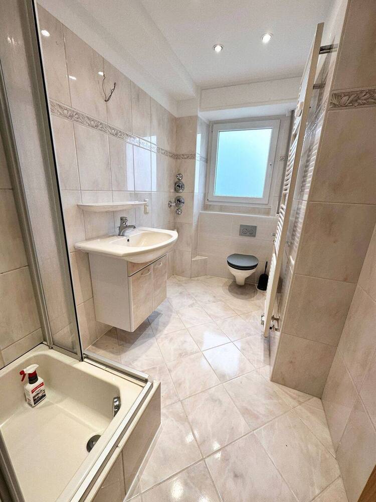 Schöne 3 ZW + EssZimmer mit 35 m² Terrasse in ruhiger Lage