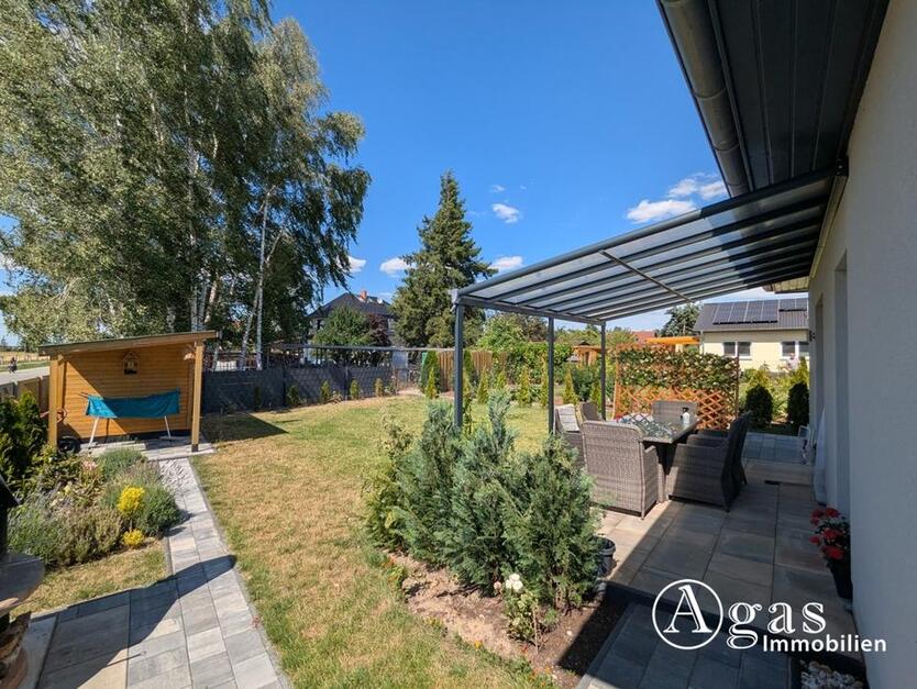großzügiger Bungalow mit Terrasse und schönem Garten
