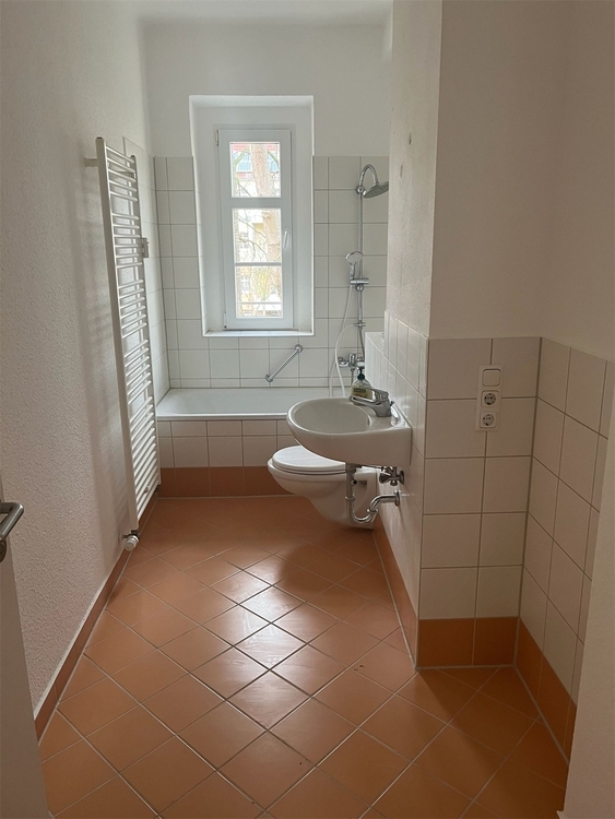 3-Zimmer-Wohnung mit Balkon und Tageslichtbad in ruhiger Seitenstraße 3 zimmer