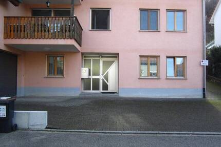 2 Zi.-Wohnung mit EBK, DuscheWC & PKW-Platz