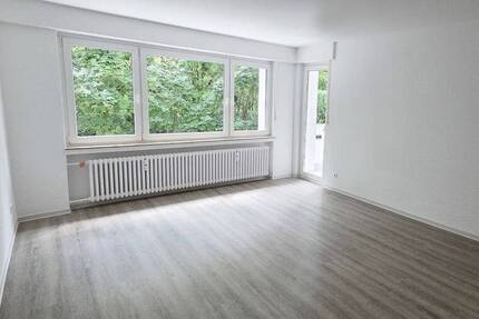 NEUES Wohngefühl - frisch modernisierte 3 Zimmer + Süd-Balkon in grüner Lage, neuer Boden, neues Bad