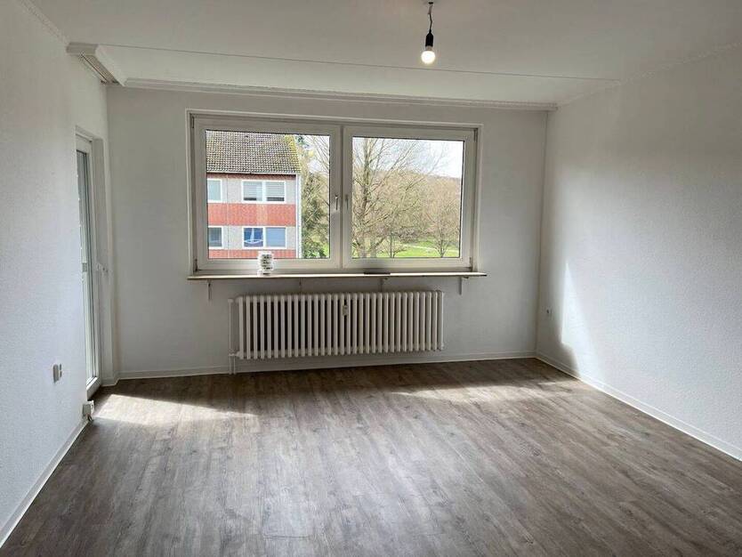 Schöne 4 Raum Wohnung mit Balkon.