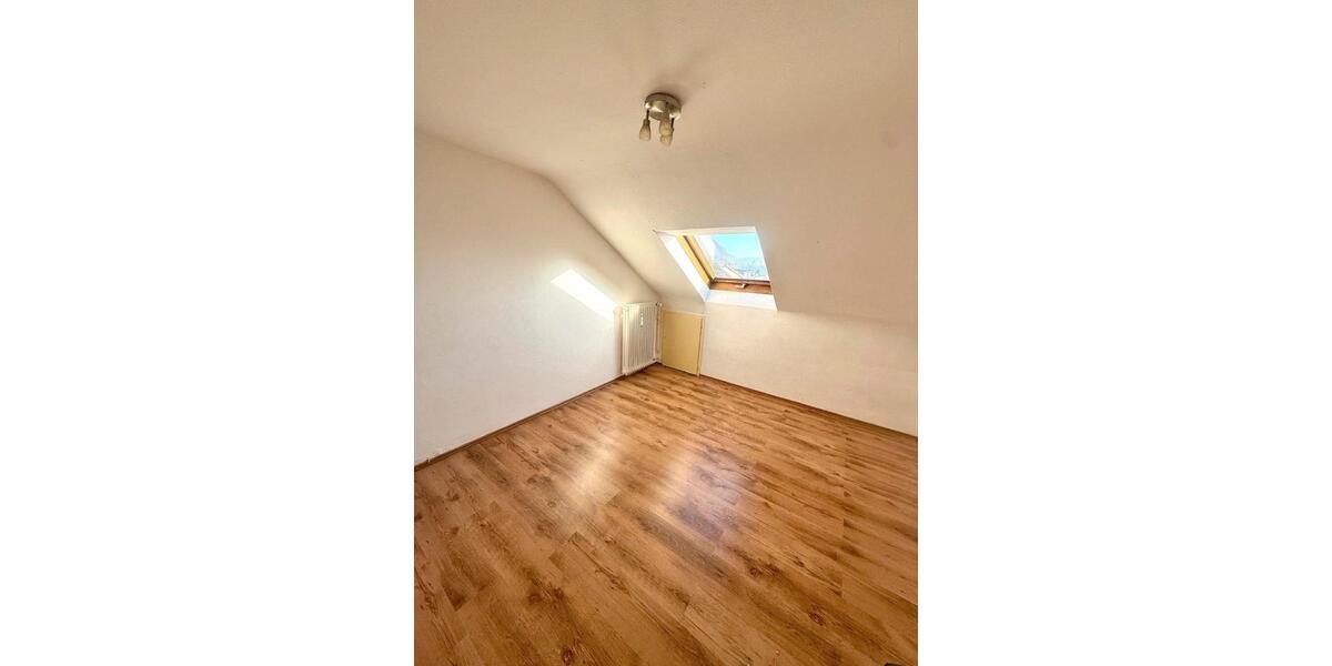 Dachgeschoßwohnung Kuchen - 3.5 Zimmer, 65 m&sup2;, 650&euro; | Angebot:25103993