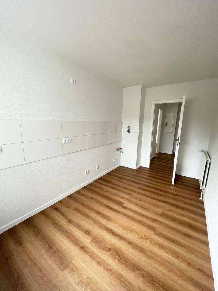Erstbezug nach Modernisierung! 2 Zimmer + Balkon, neuer Boden, neues Bad, Aufzug