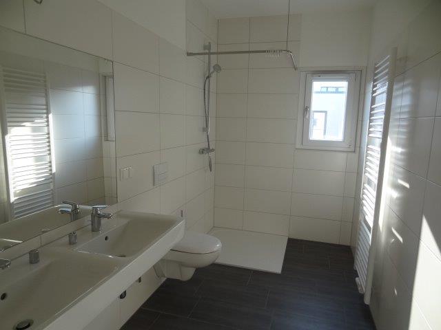 Zentrumsnah wohnen: 2-Zimmer-Wohnung mit Einbauküche, Balkon und TG-Stellplatz 2 zimmer