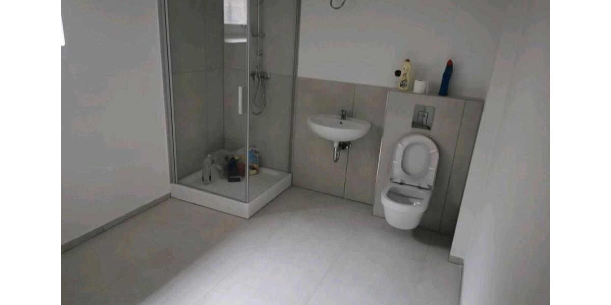 NEU SANIERTE WOHNUNG WOHNGEMEINSCHAFT 3 SCHLAFZIMMER 1 WOHNZIMMER 1 zimmer