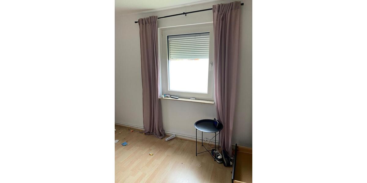 Sehr schöne und helle 2 Zimmer-Wohnung in zentraler Lage zimmer