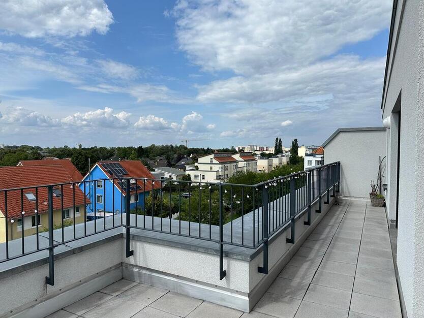 Hochwertig eingerichtete DG-Wohnung mit großer Dachterrasse u. schöner Aussicht auf den Hahneberg 4 zimmer