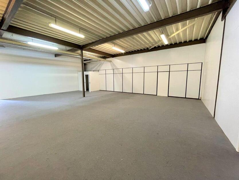 Lagerhalle mit Bürofläche Servicefläche Produktionsfläche zimmer