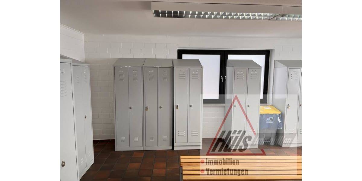 helle Produktions- und Lagerhalle mit Sozialräumen mit guter Erreichbarkeit zimmer