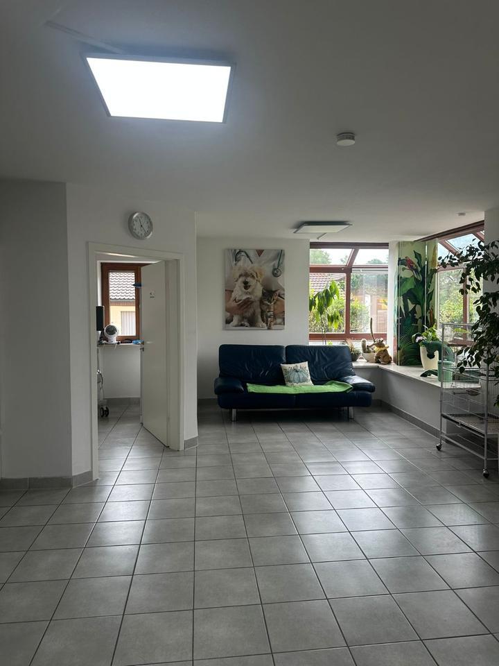 Moderner Praxisraum in Hallbergmoos zu vermieten