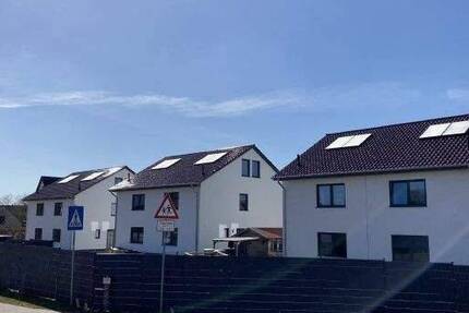 + Doppelhaushälfte mit schönem Gartengrundstück + Carport + 6 zimmer