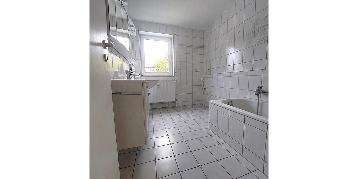 3 Zi. Whg., Zentrums- und Uninähe, kleine und ruhige Wohnanlage, Bad mit Fenster, Stellplatz 3 zimmer