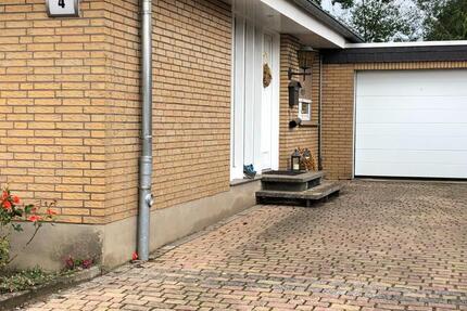 Einfamilienhaus mit Garten und Garage