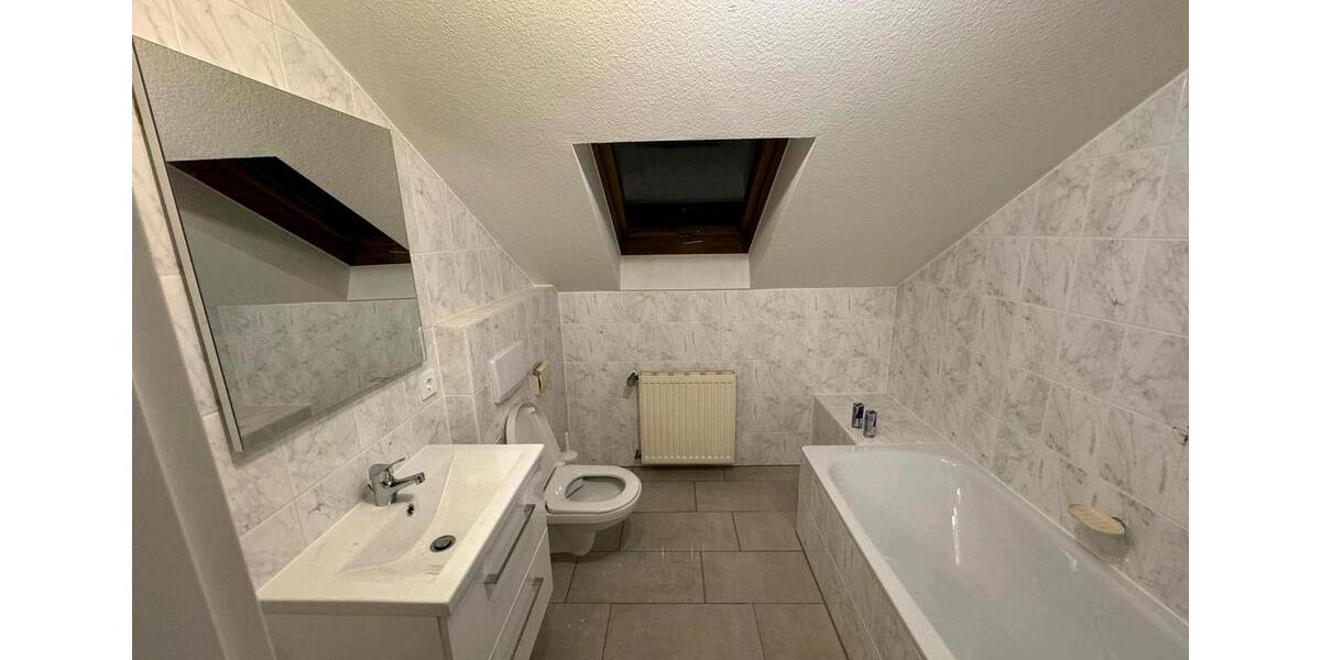 2 Zimmer DG Wohnung mit Küche + Badmöbel + Stellplatz 2 zimmer